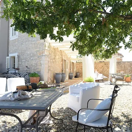 Heritage Casare With Pool And Lounge Area