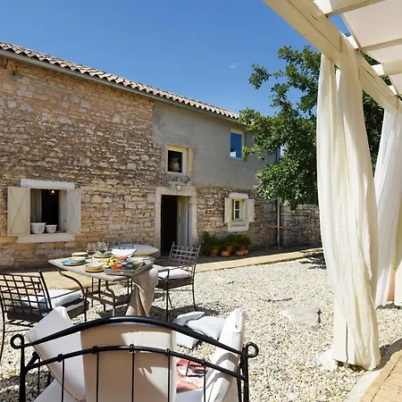 Heritage Casare With Pool And Lounge Area