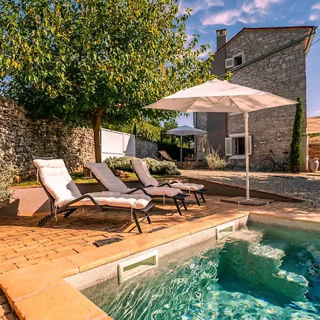 Willa Heritage Casare With Pool And Lounge Area