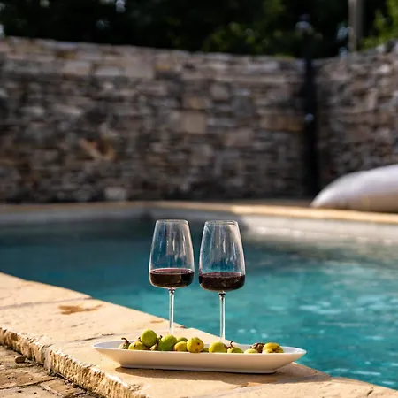 Heritage Casare With Pool And Lounge Area